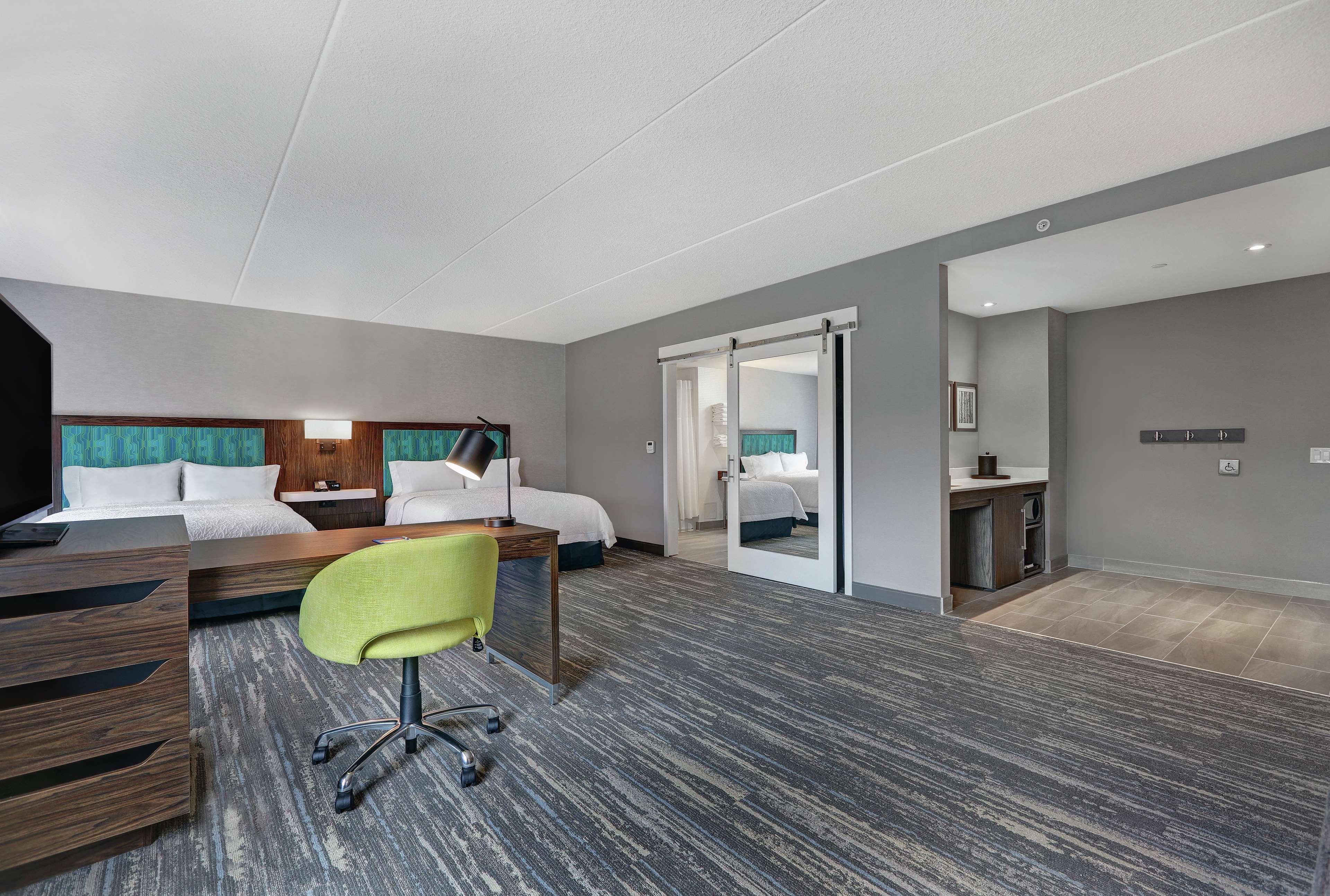 Hampton Inn Peterborough Exteriör bild