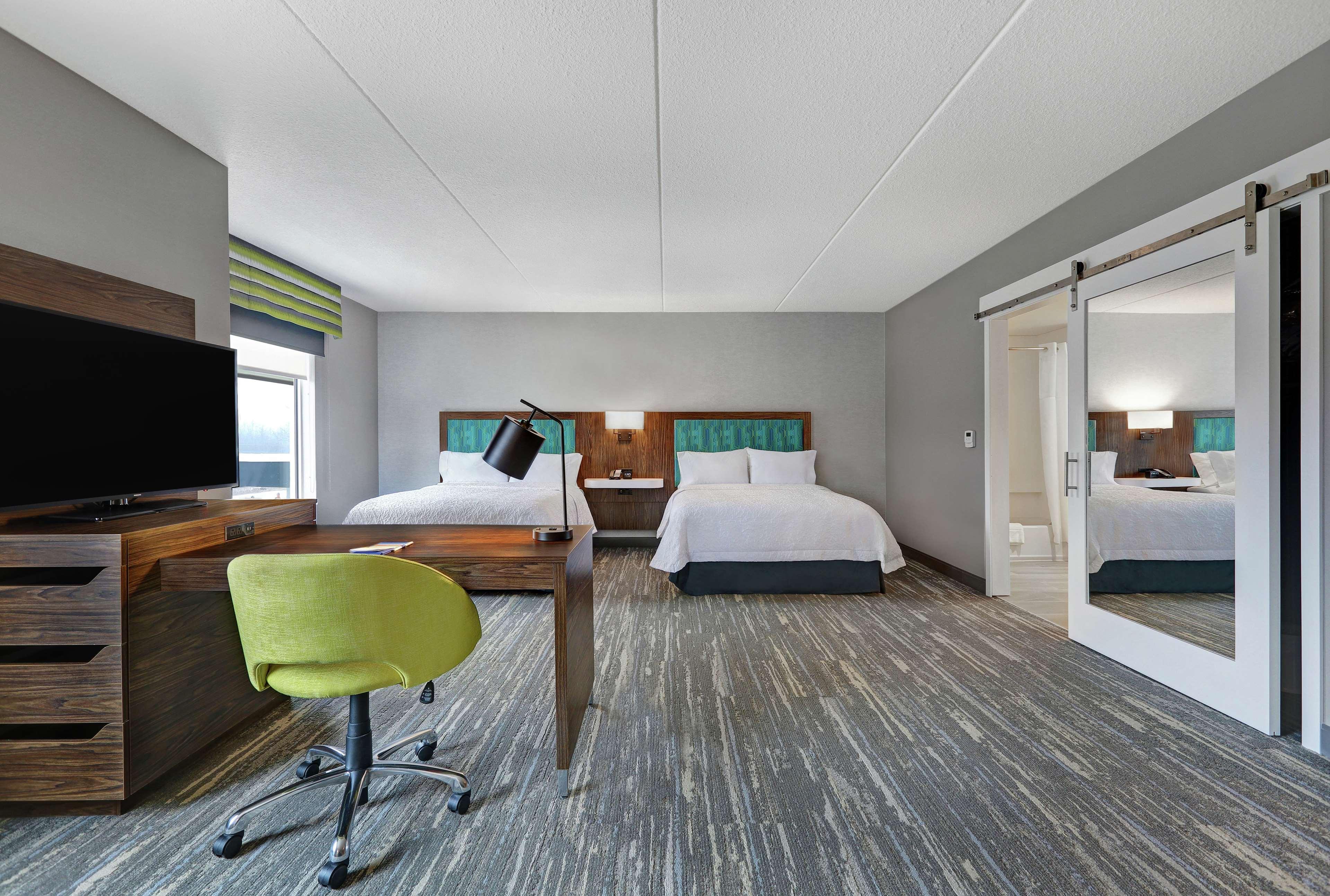 Hampton Inn Peterborough Exteriör bild