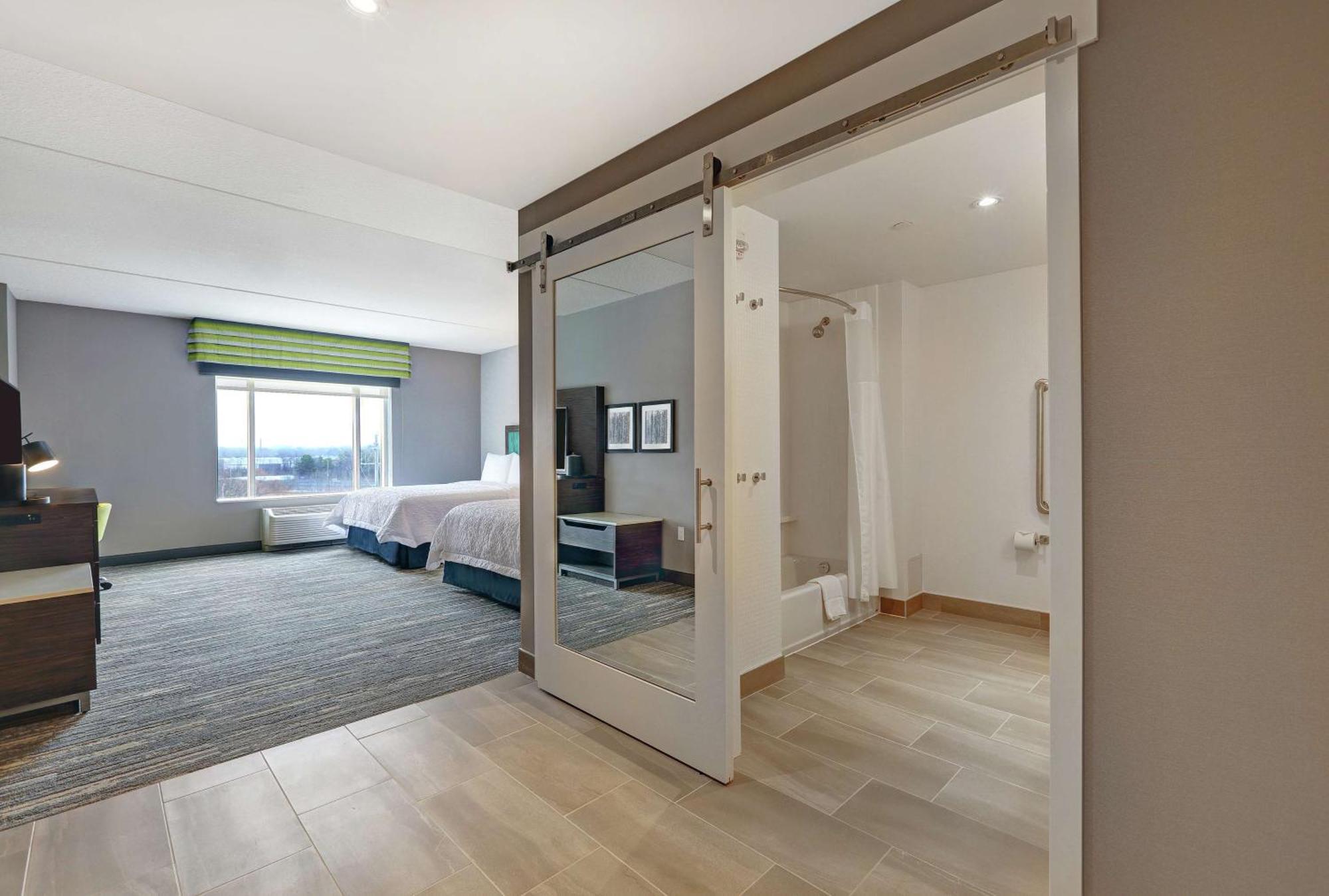 Hampton Inn Peterborough Exteriör bild