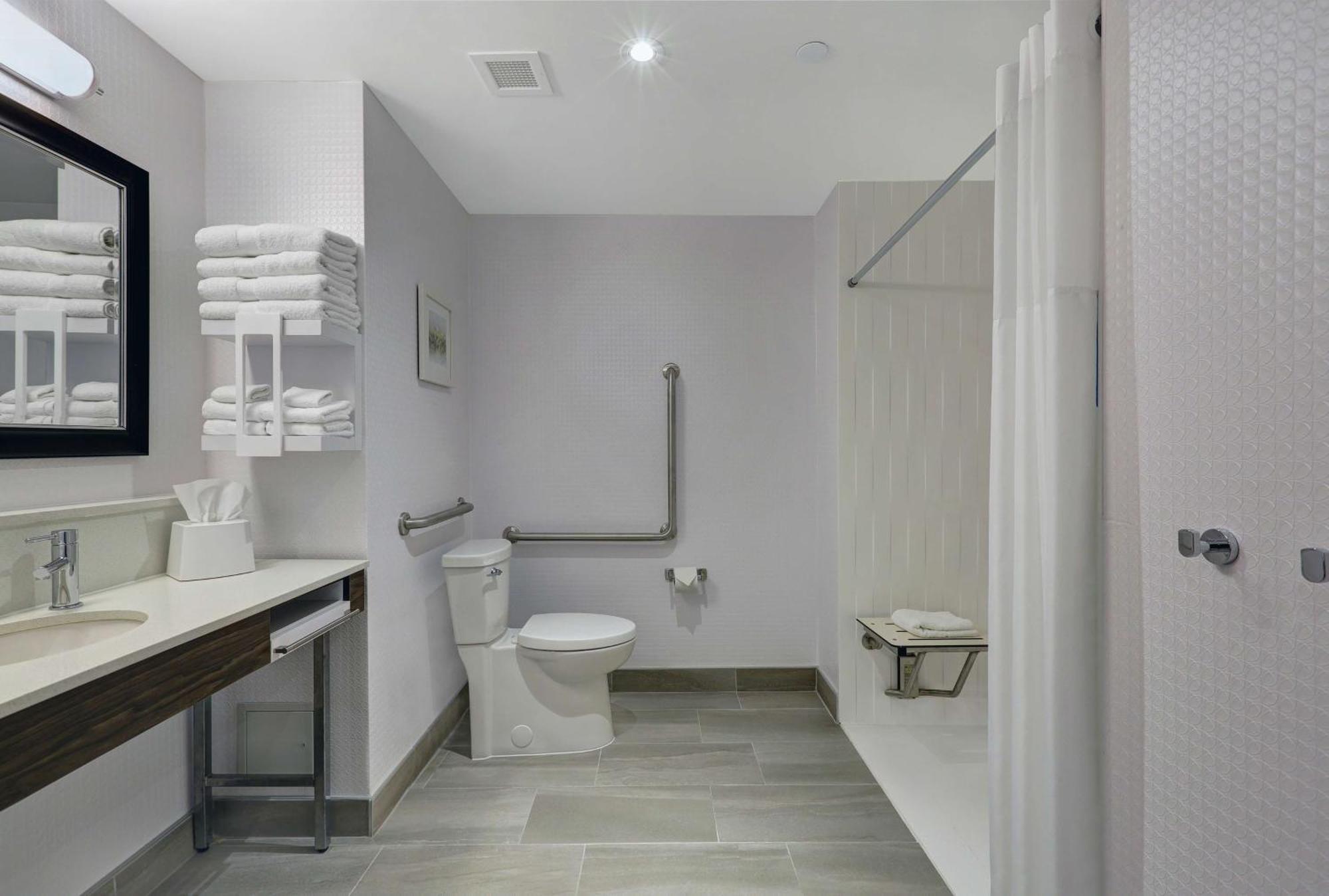 Hampton Inn Peterborough Exteriör bild