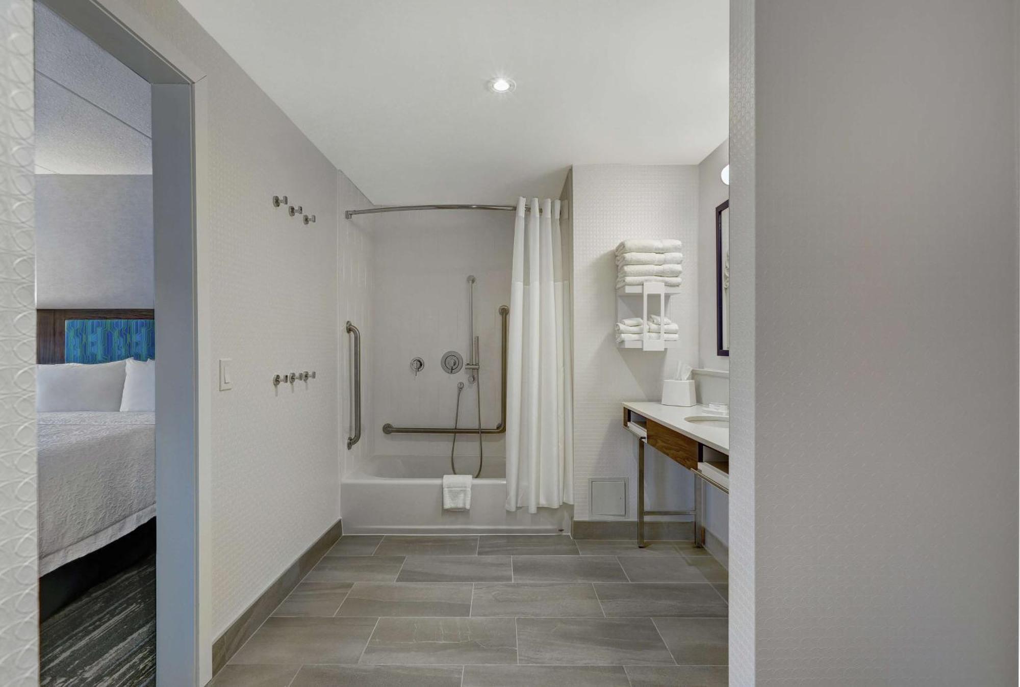 Hampton Inn Peterborough Exteriör bild