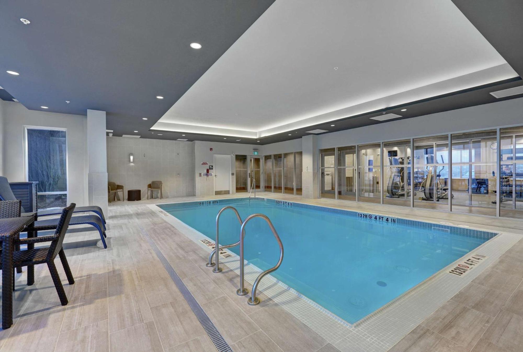 Hampton Inn Peterborough Exteriör bild
